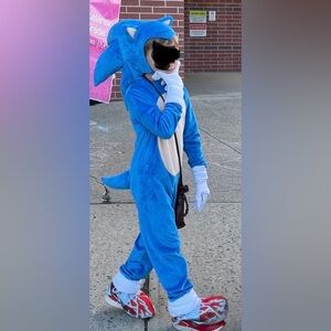 Sonic the Hedgehog costume. Boys size 7/8
